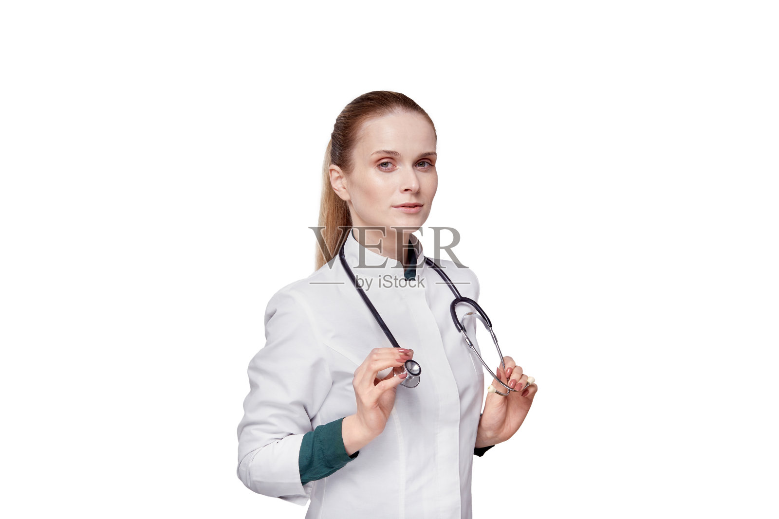 年轻的女医生看着摄像机。在颈部是一个声音内窥镜。照片摄影图片