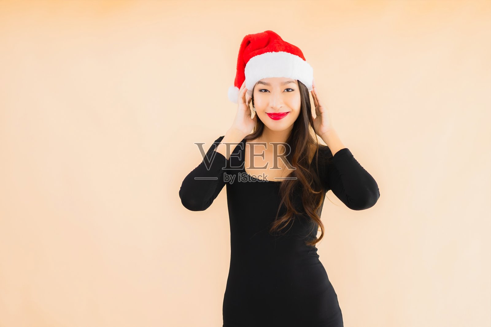 肖像美丽的年轻亚洲妇女戴圣诞帽照片摄影图片