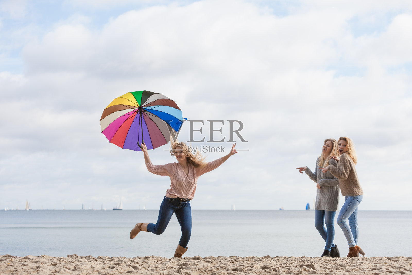 女人取笑跳跃的朋友照片摄影图片