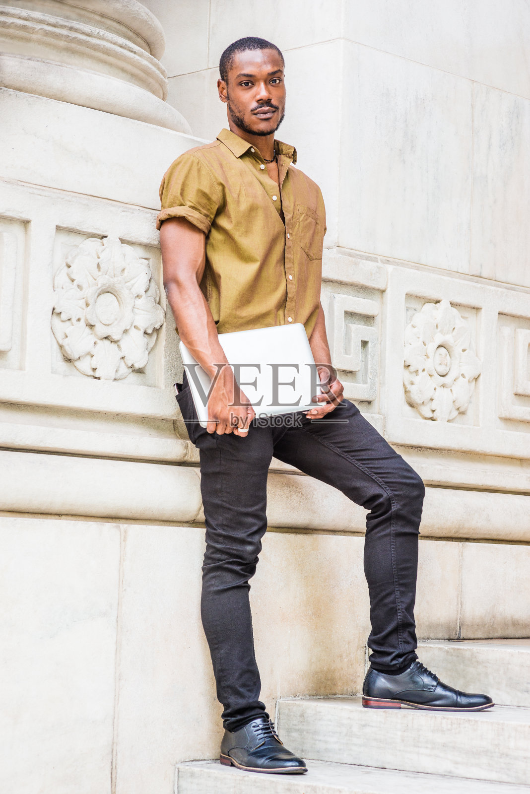 年轻的非裔美国男大学生,留胡子在纽约学习照片摄影图片