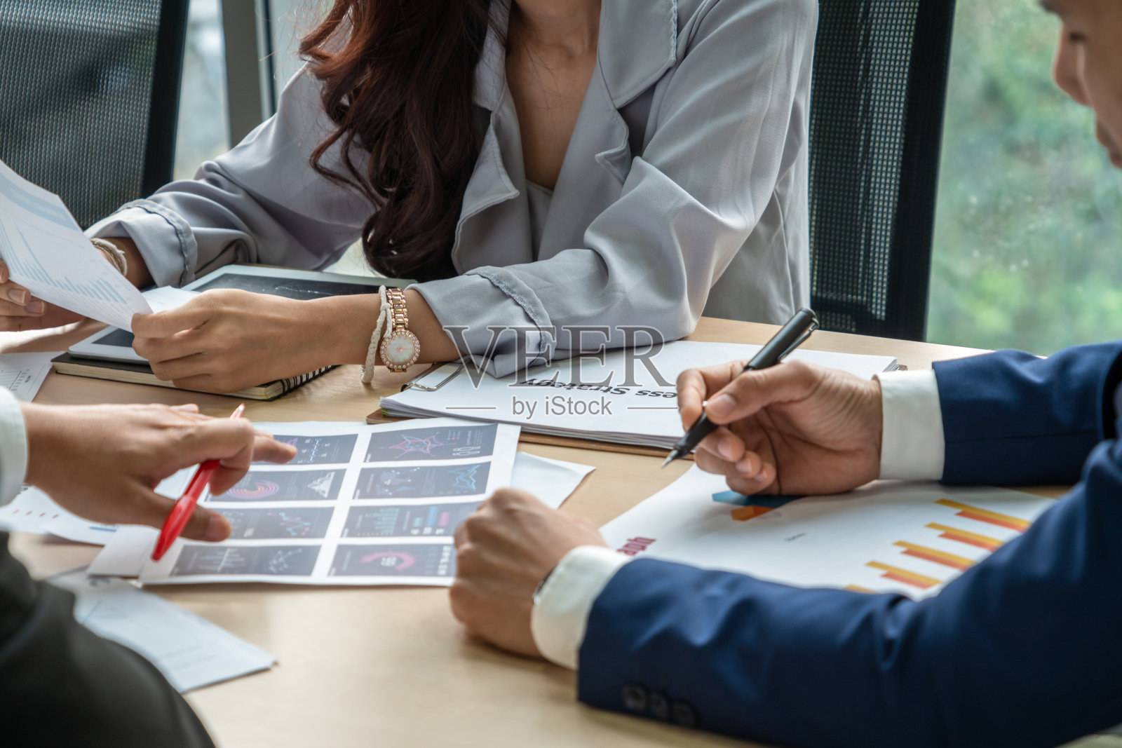 聪明的商人和女商人在小组会议讨论照片摄影图片