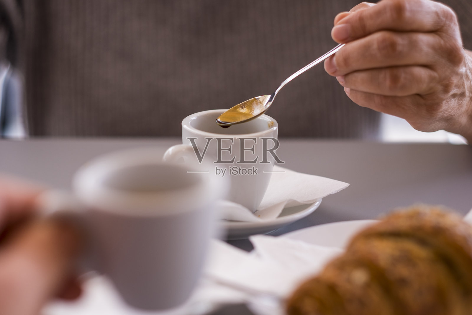 咖啡、白杯子和羊角面包——两人的早餐时间到了照片摄影图片