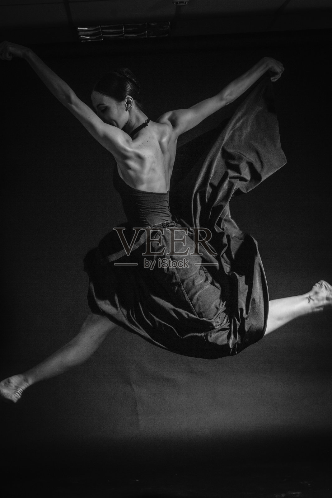 黑白复古戏剧性的一个跳舞的女孩芭蕾舞女演员的肖像照片摄影图片