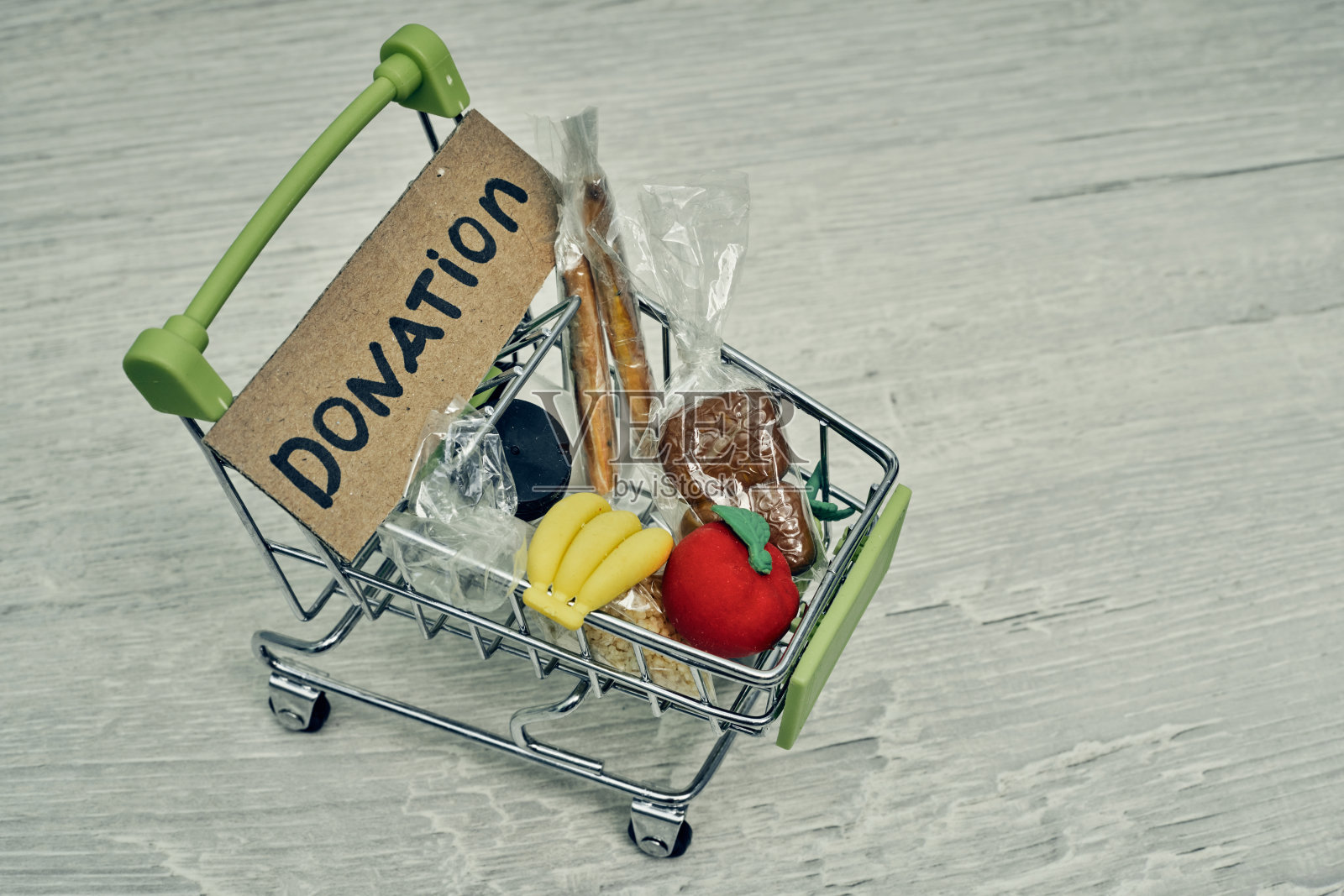 捐赠食物。帮助产品在大流行期间,慈善。车产品。照片摄影图片