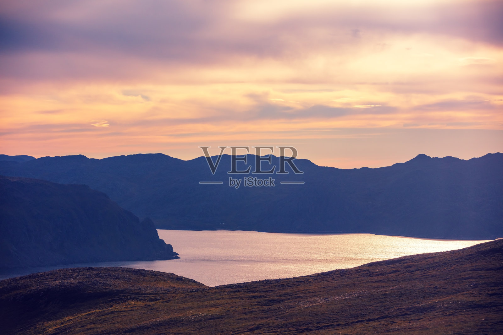 美丽的岩石海景在傍晚。地平线上的山脉。日落时海面上的岩石。荒野,挪威美丽的大自然,欧洲照片摄影图片