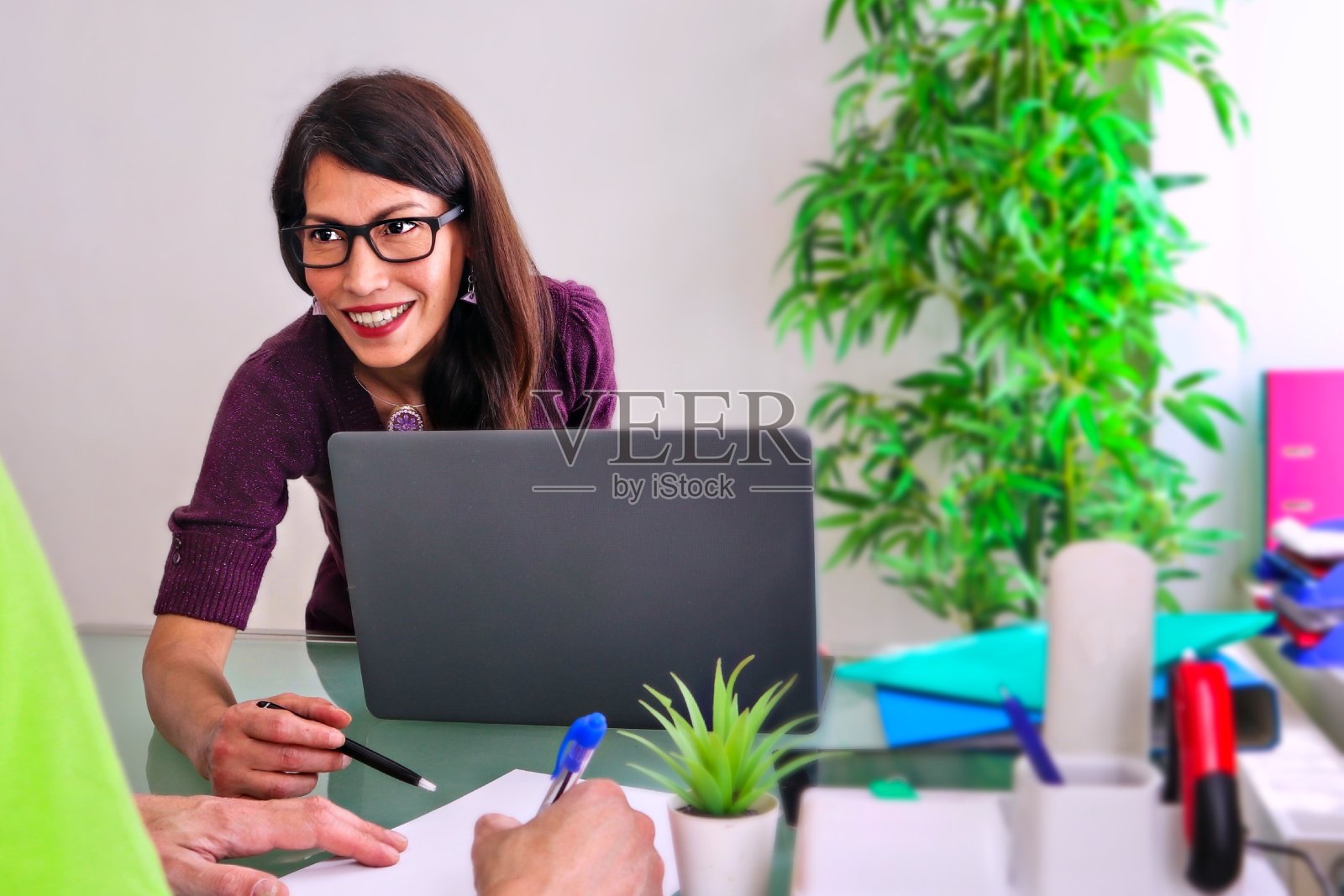 五颜六色的办公室材料照片摄影图片