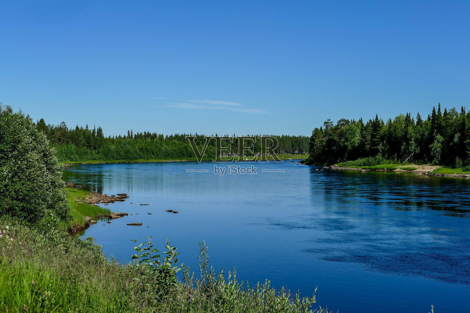 位于北欧斯堪的纳维亚半岛的挪威森林中的一个湖泊照片摄影图片