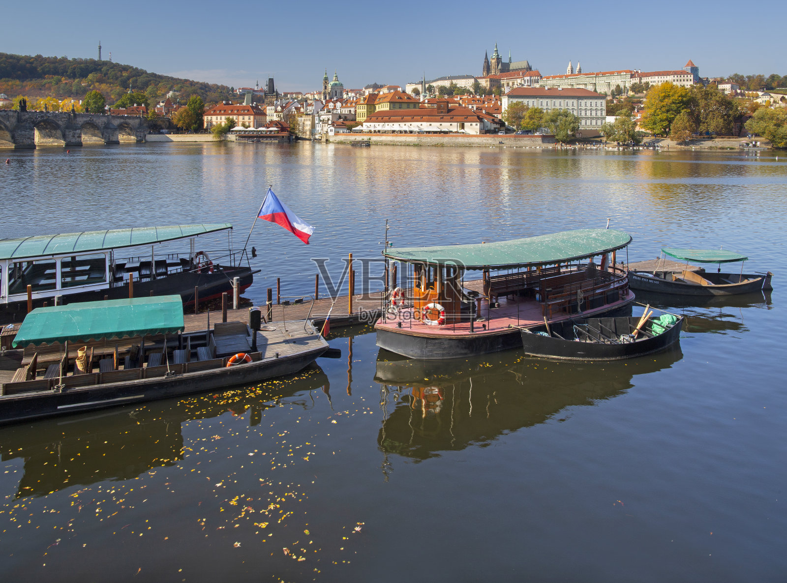 布拉格——清晨的查理大桥、城堡和大教堂,还有小海港。照片摄影图片