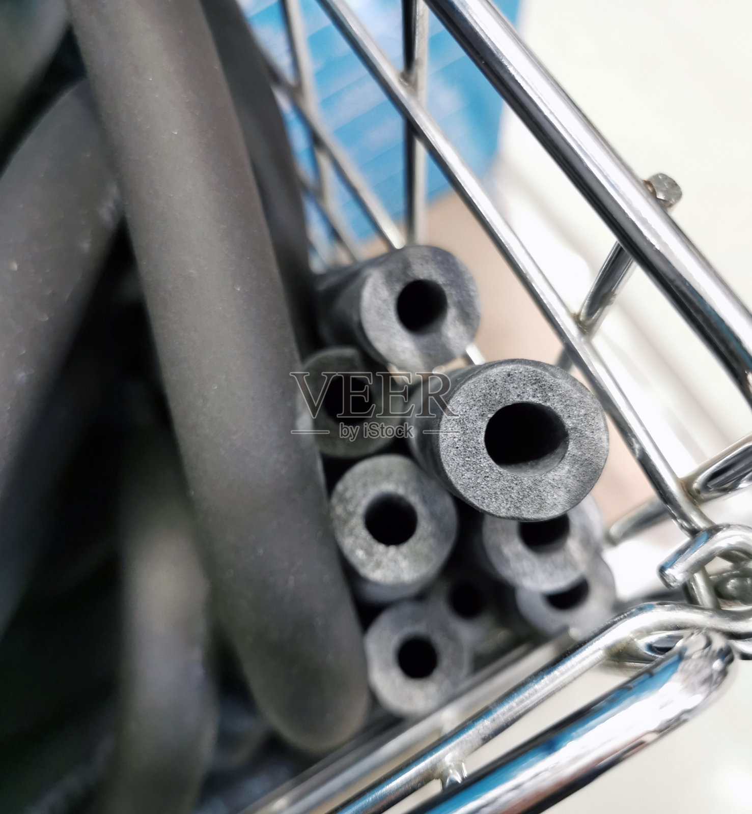 工业塑料管模糊背景,选择性聚焦,噪声滤波照片摄影图片