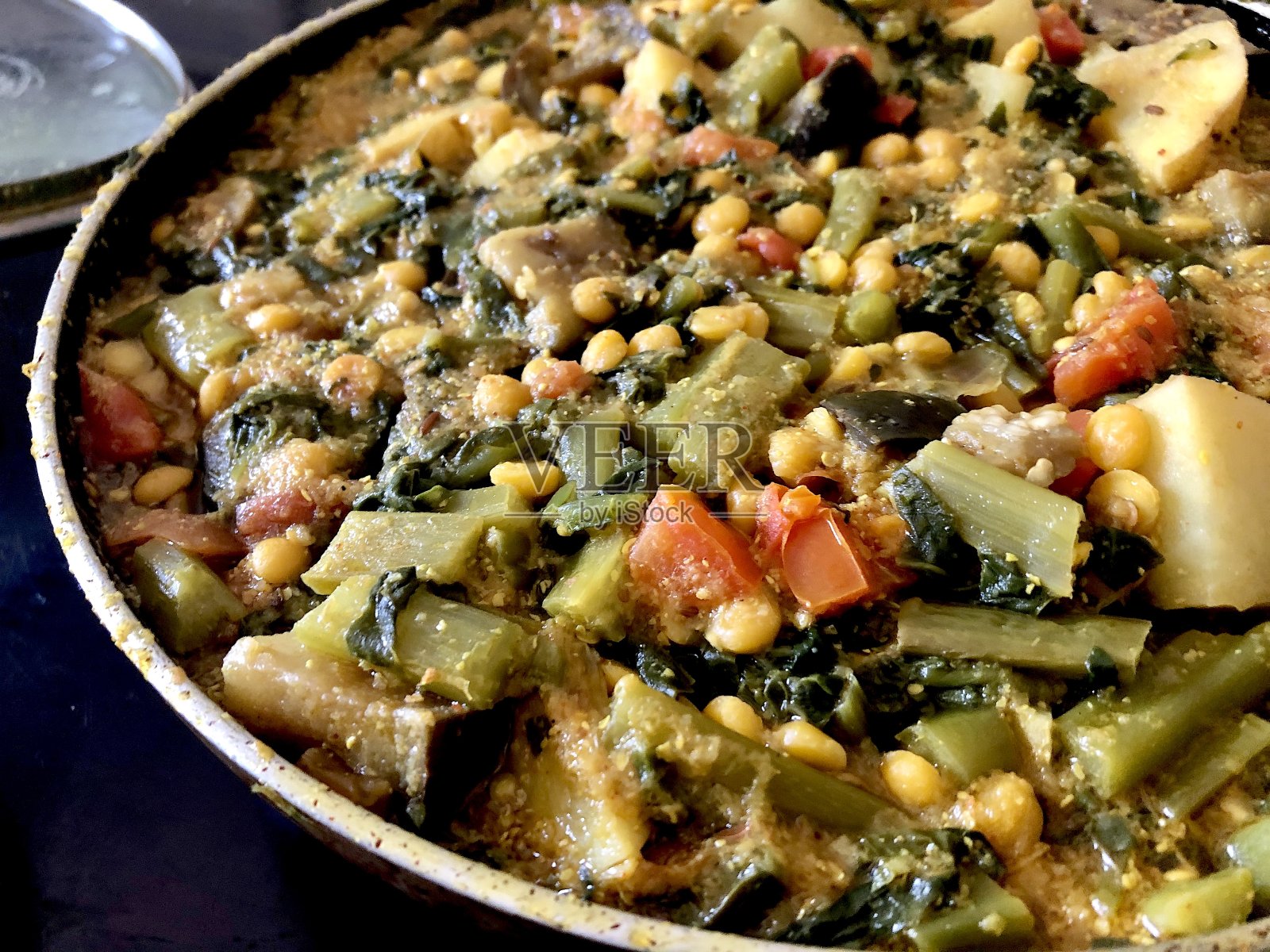 传统印度混合蔬菜咖喱在烹饪锅照片摄影图片