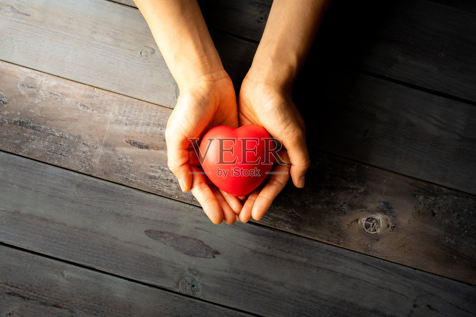 女性的手给了一个心的象征照片摄影图片