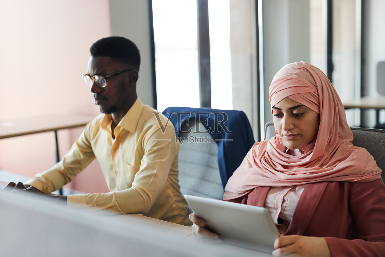 两位不同种族的办公室职员照片摄影图片