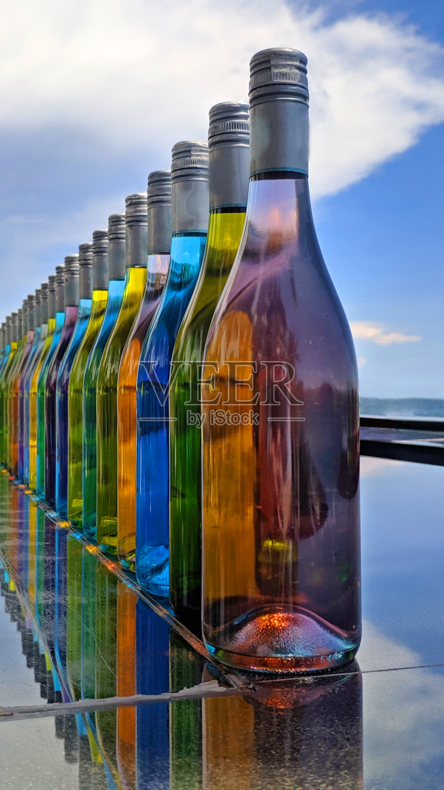 彩色的瓶子排成一排照片摄影图片