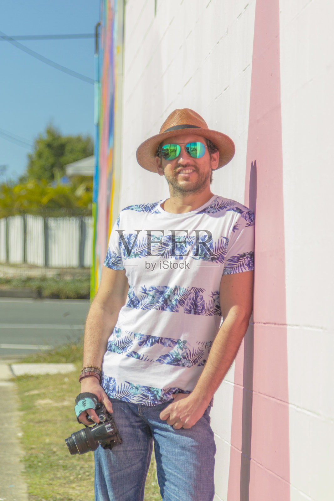 拉丁旅行男摄影师肖像在黄金海岸,昆士兰,澳大利亚照片摄影图片