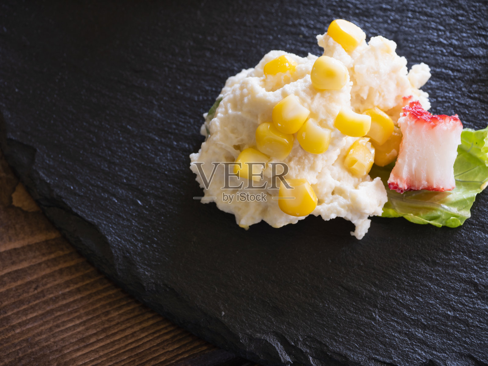 玉米土豆沙拉配蛋黄酱。照片摄影图片