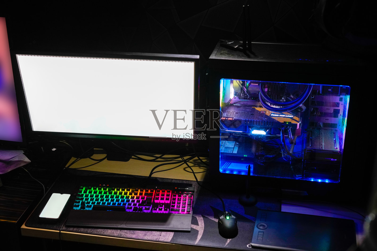 彩色彩虹RGB游戏工作站高端电脑和智能手机照片摄影图片