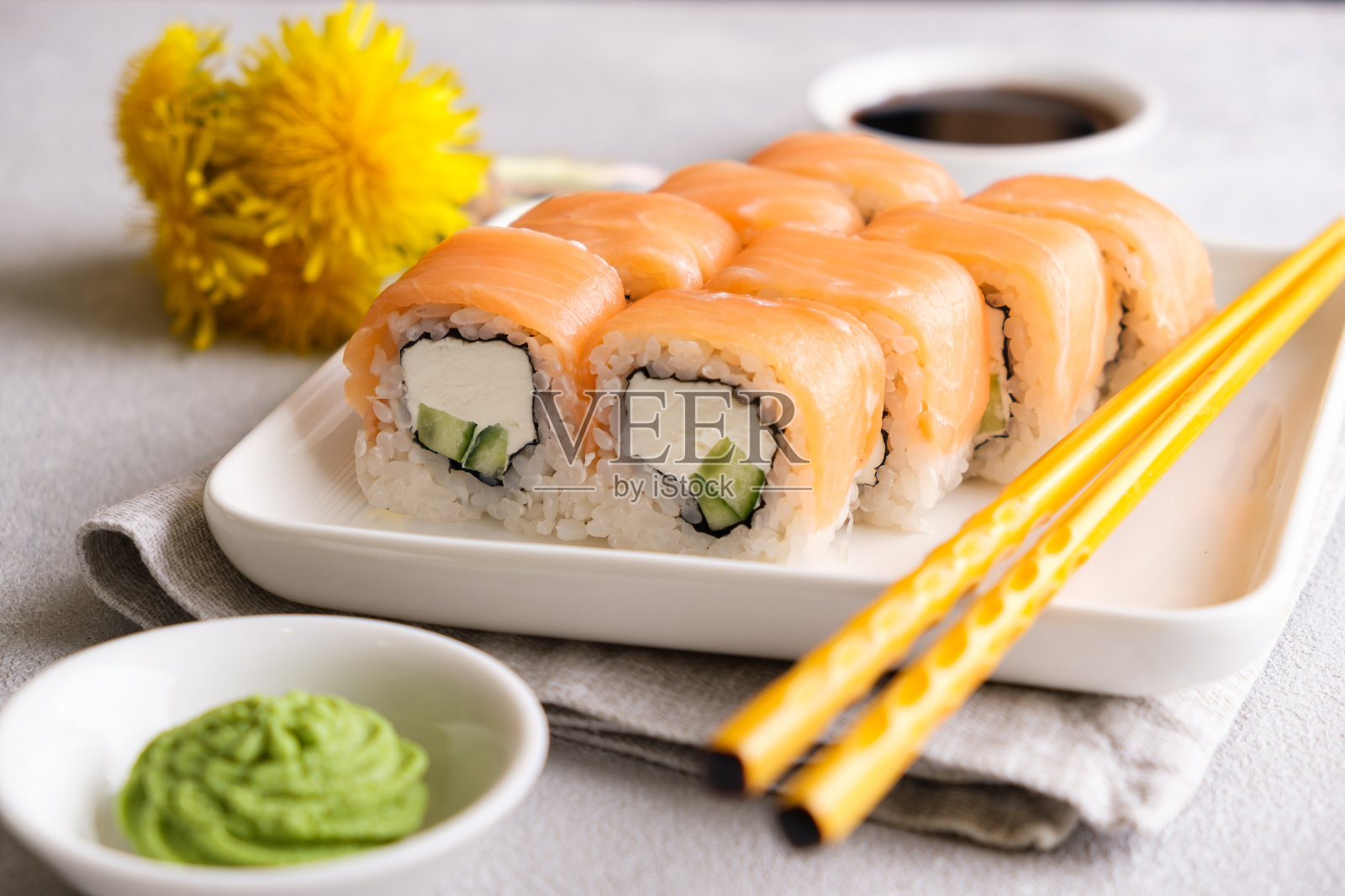 费城在白色盘子上翻滚。照片摄影图片