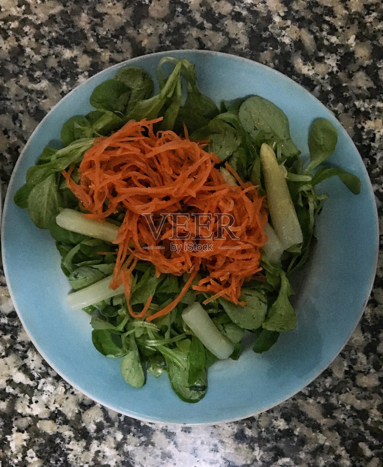 一盘自制的沙拉照片摄影图片