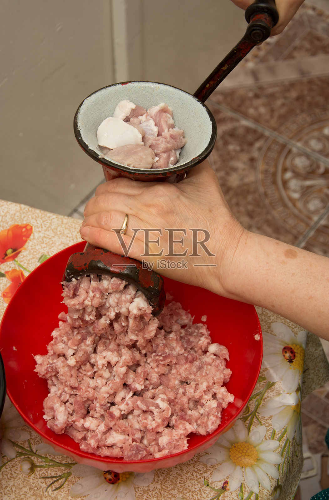 绞肉机-研磨肉类的过程。绞肉机中的牛肉。照片摄影图片