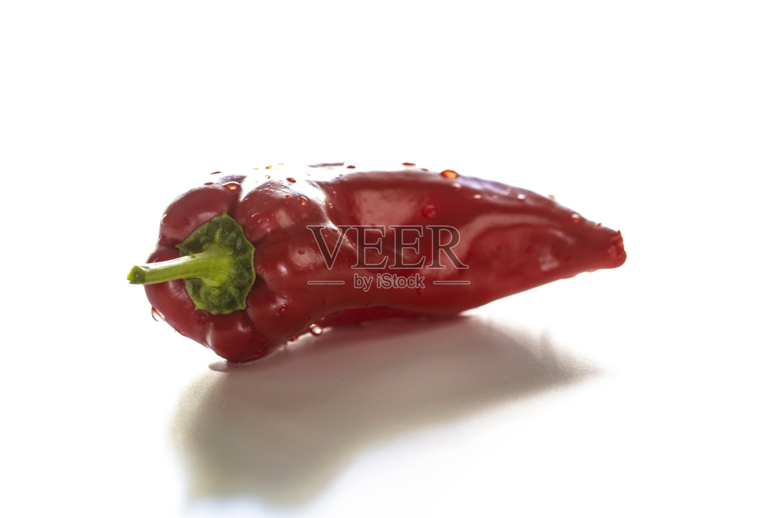 新鲜的红辣椒,白色背景上有孤立的水滴照片摄影图片