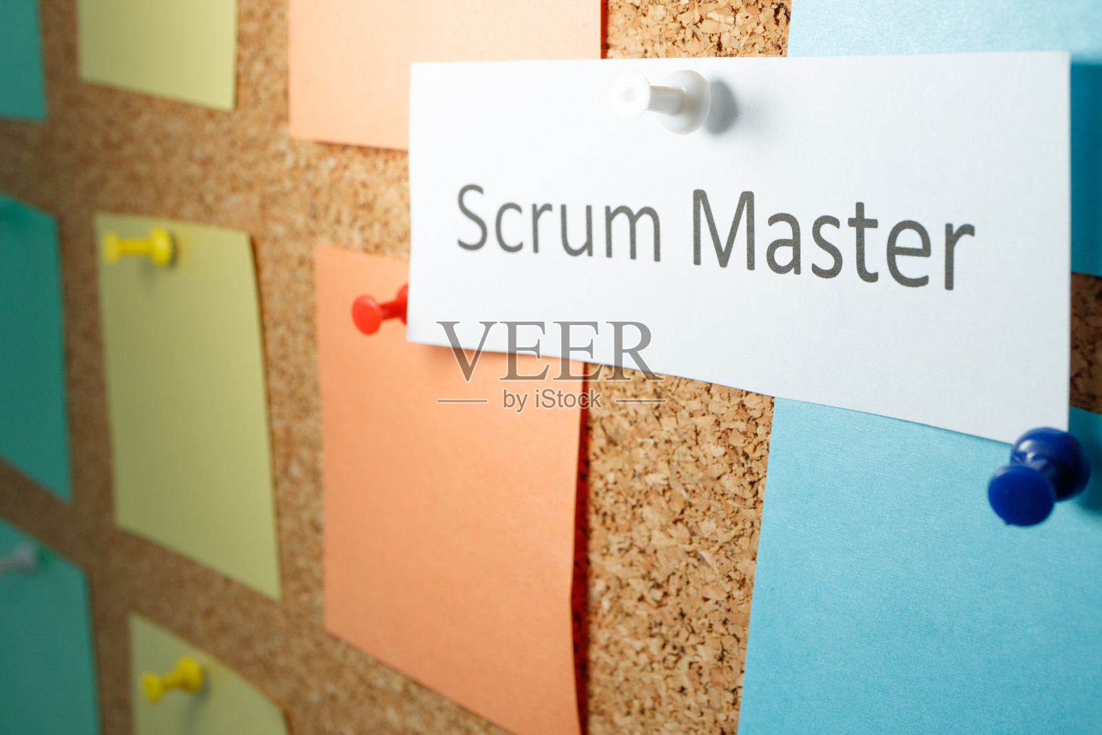 Scrum被写在一张贴在黑板上的纸上照片摄影图片
