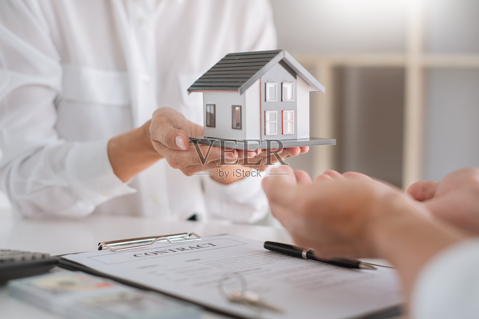 销售代表提供购房合同购买房子或公寓或讨论贷款和利率照片摄影图片