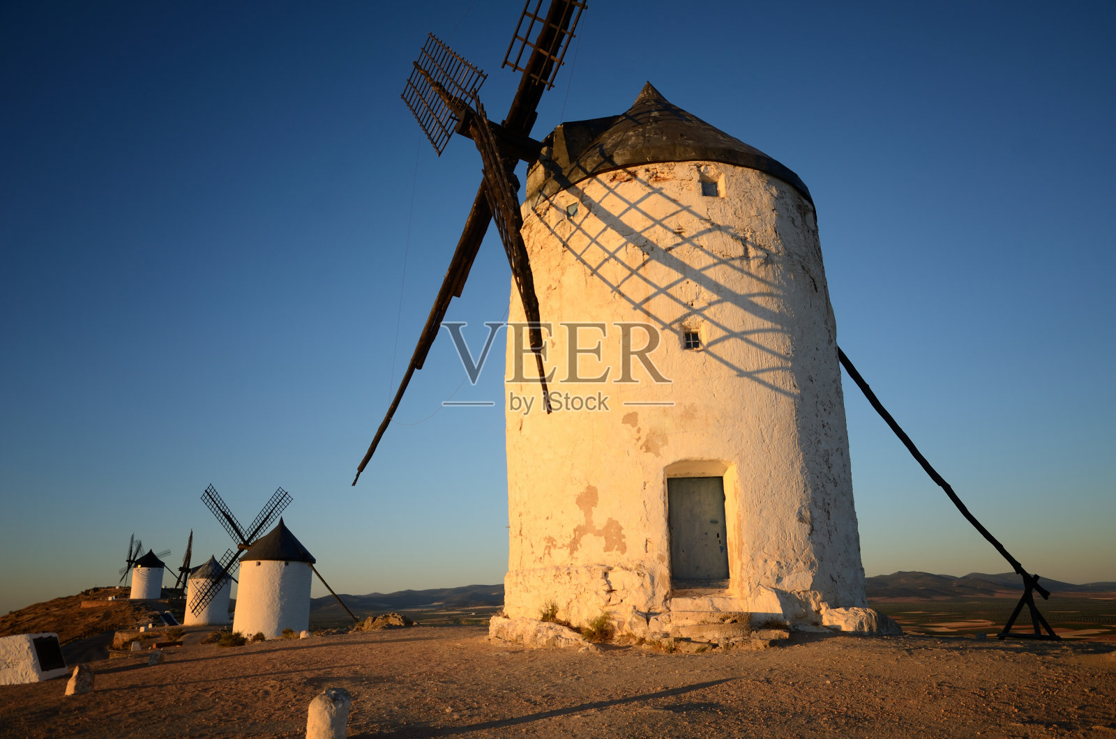 Consuegra是西班牙卡斯蒂利亚-拉曼查地区的一个小镇,因其历史悠久的风车而闻名,风车的名字是Chispas照片摄影图片