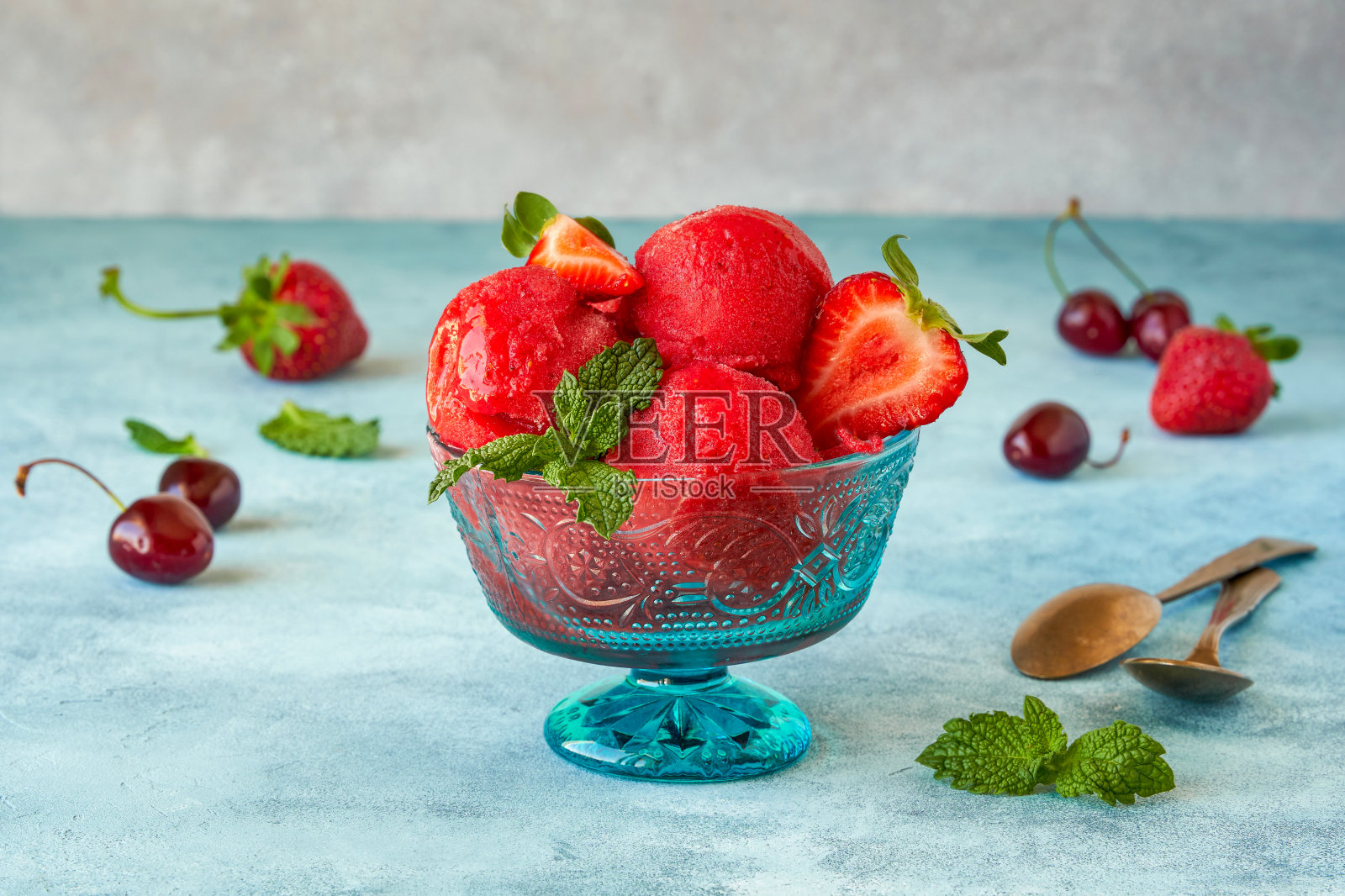 草莓冰淇淋,冰沙在碗与薄荷叶。特写镜头照片摄影图片