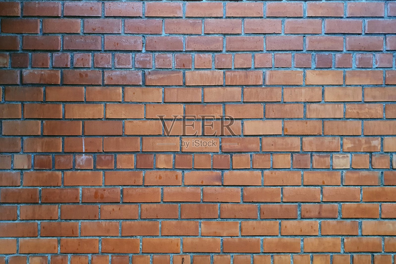 红砖墙被雨淋湿了。照片摄影图片