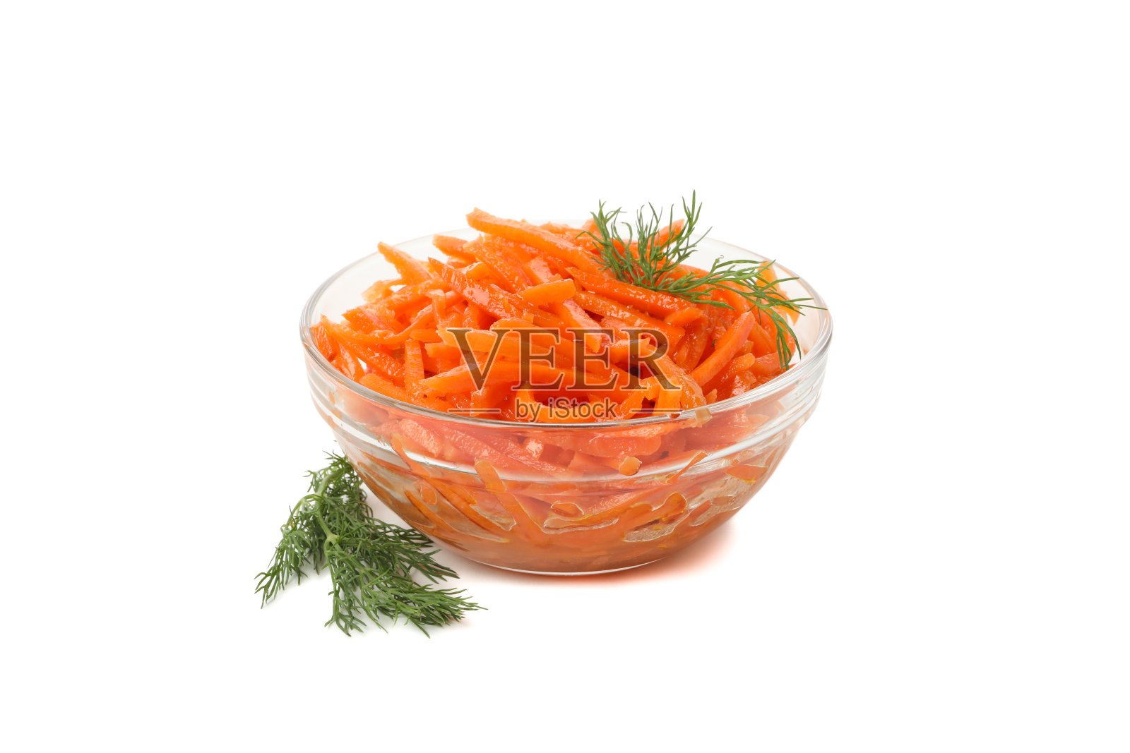 碗与美味的胡萝卜沙拉孤立在白色的背景照片摄影图片