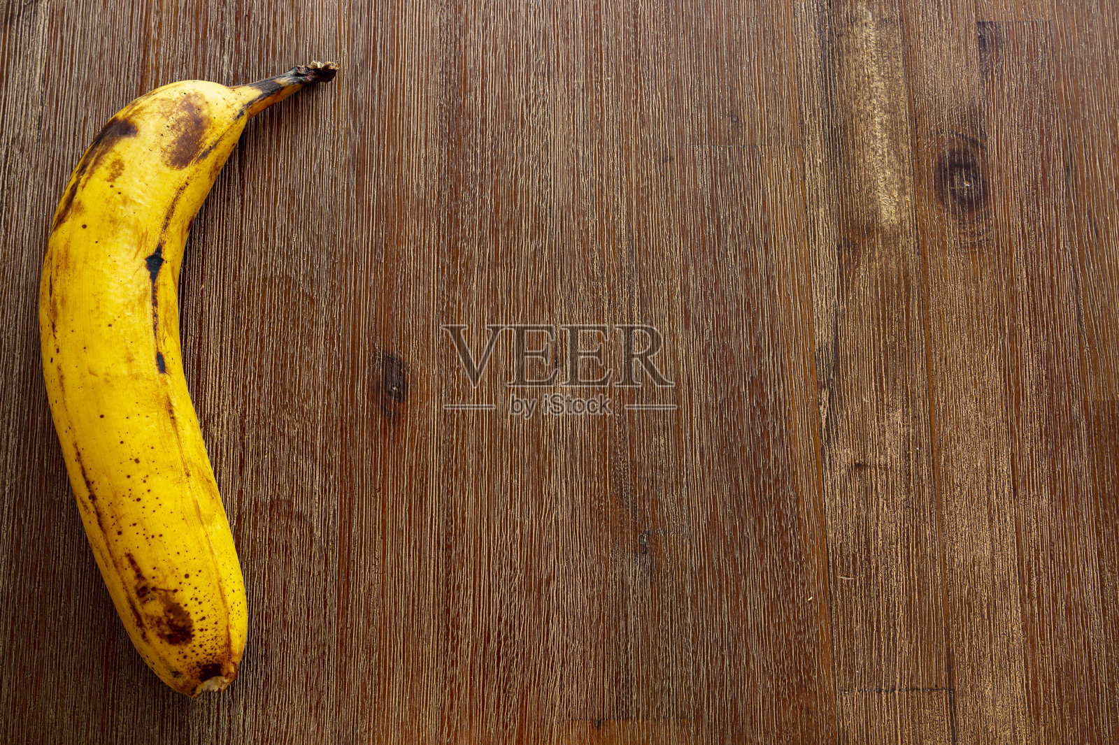 有趣的香蕉在棕色的桌子上照片摄影图片