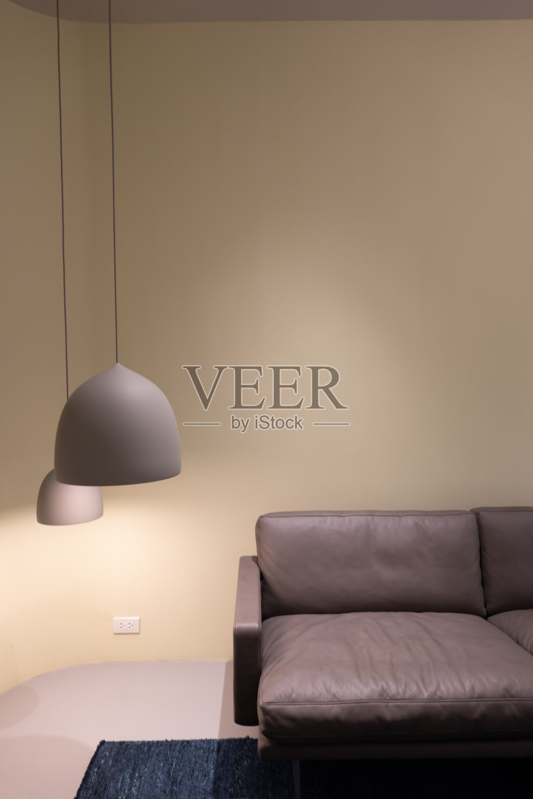 现代生活区与黑色真皮沙发和吊灯在米色背景照片摄影图片