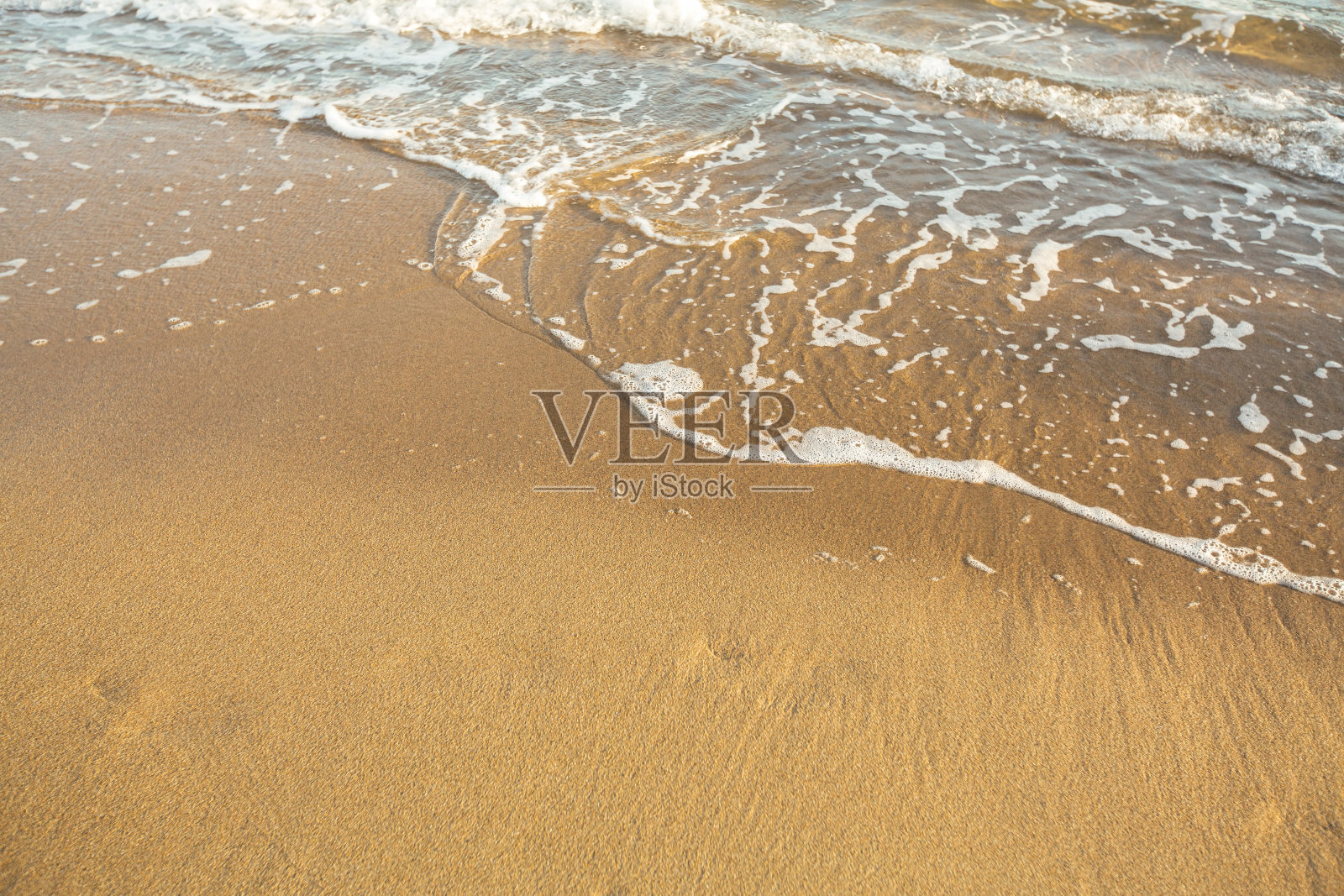 柔软的海浪,热带海滩的沙滩。照片摄影图片