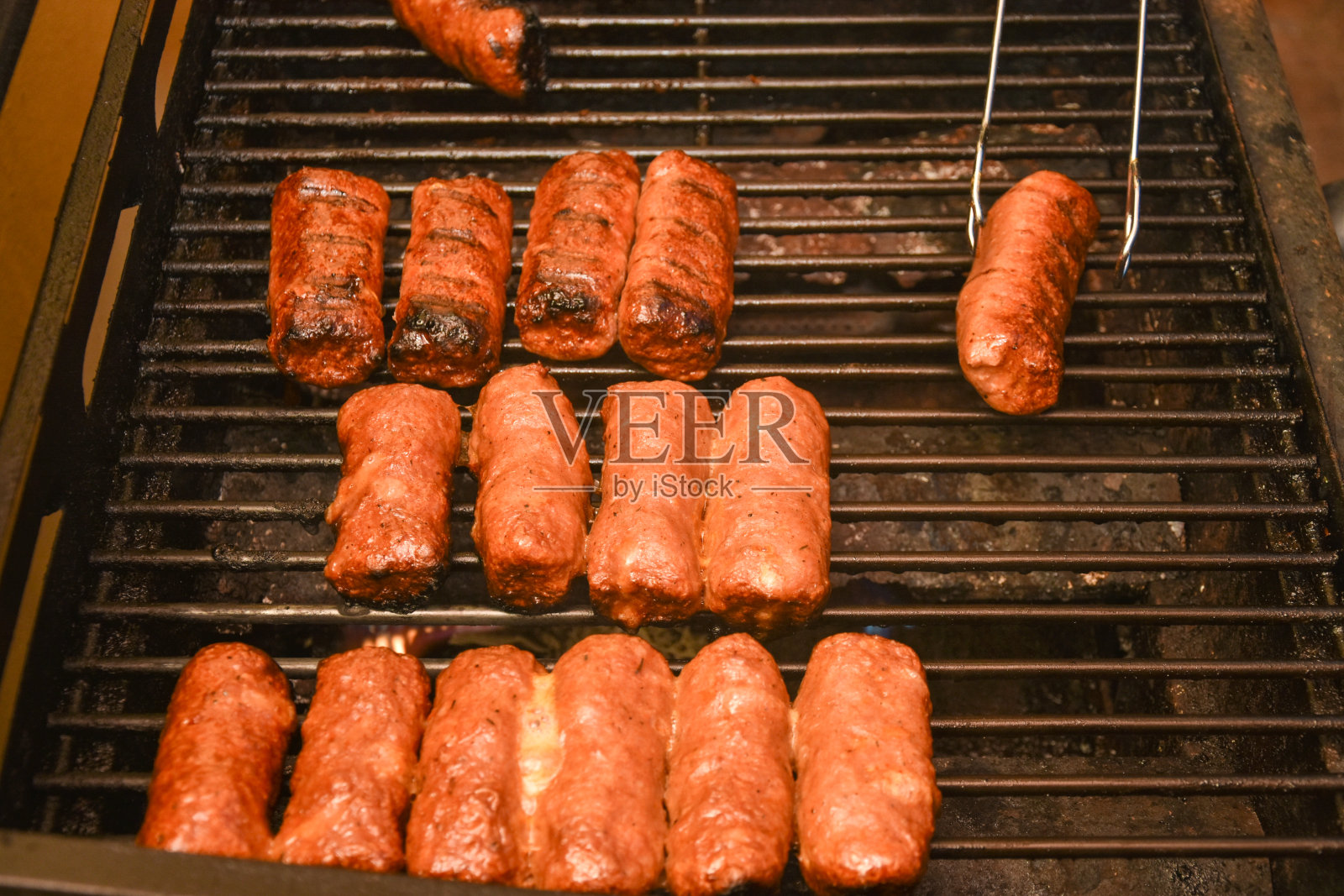 传统的罗马尼亚食物,烤肉卷被称为mititei照片摄影图片