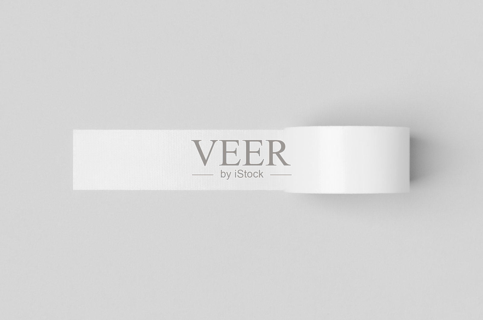 灰色背景上的白色布基胶带模型。照片摄影图片