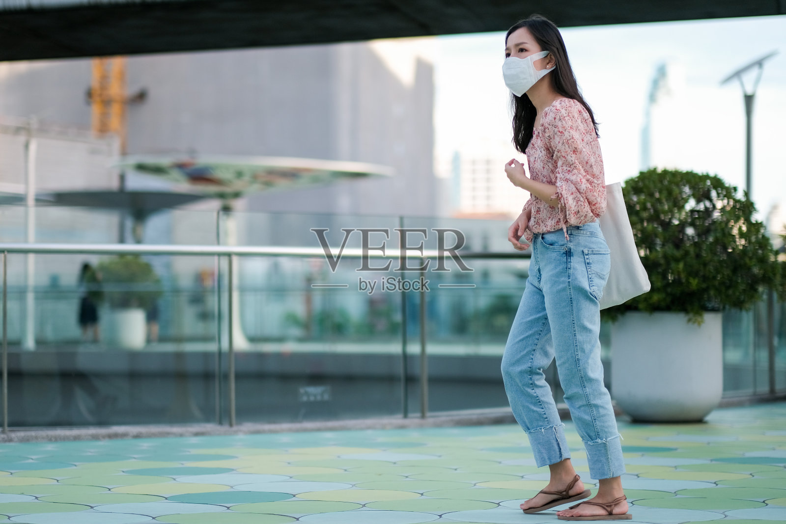 戴口罩保护新冠肺炎的亚洲女孩照片摄影图片