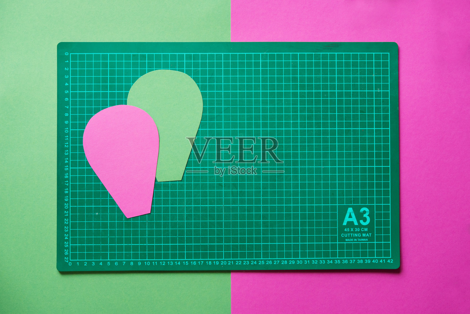 3d纸热空气气球教程。为孩子们制作的多彩有趣的气球工艺品。简单的纸装饰DIY。照片摄影图片