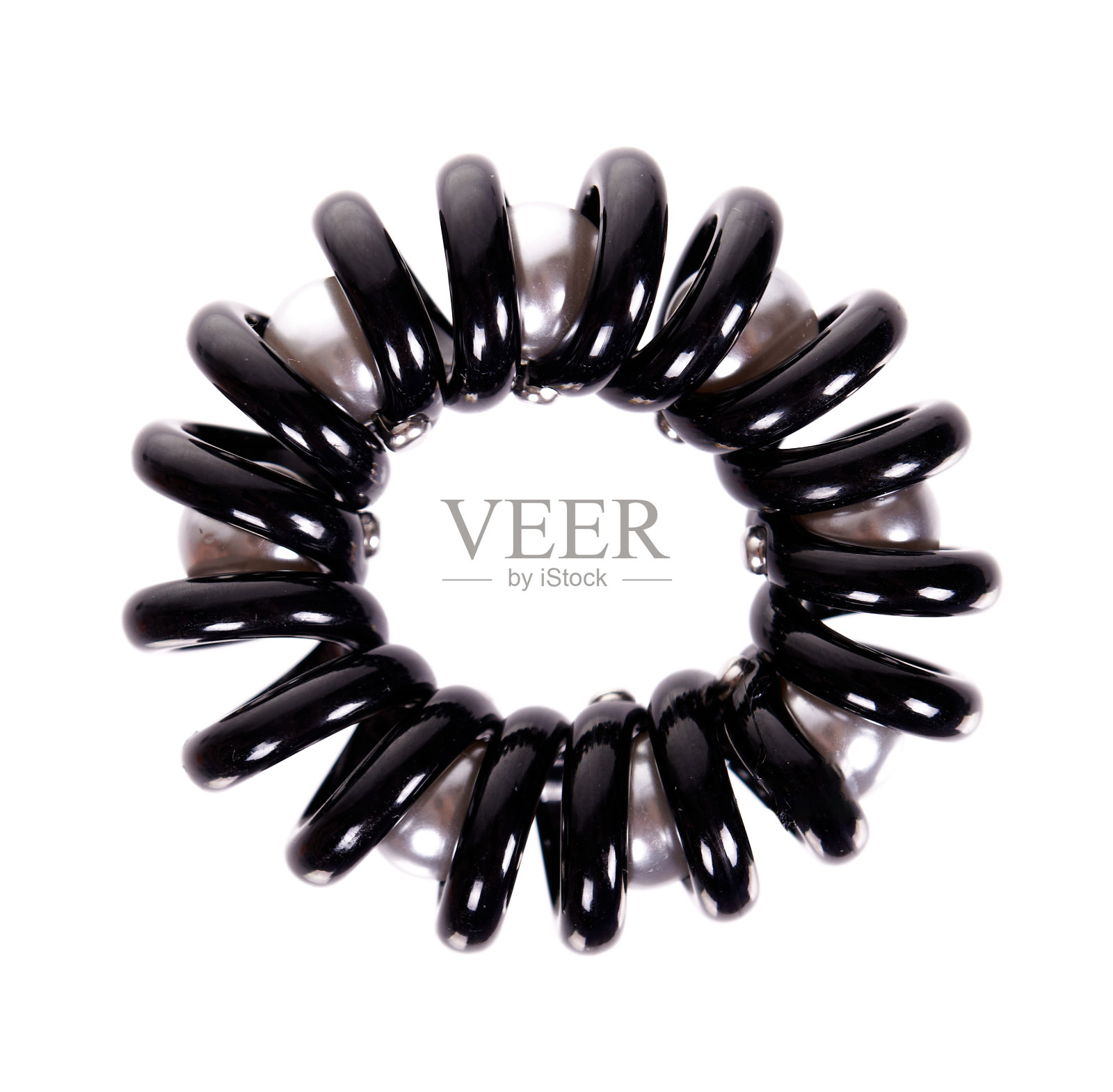 带珠子的黑色塑料发带。孤立在白色背景上。照片摄影图片