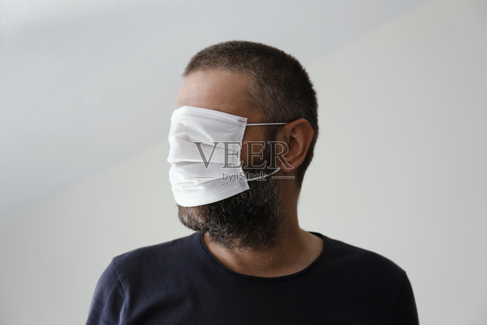 戴着医用口罩的人照片摄影图片