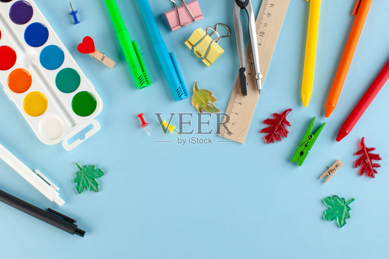 蓝色背景的学校办公用品。准备上学,知识日,九月一日。本空间照片摄影图片