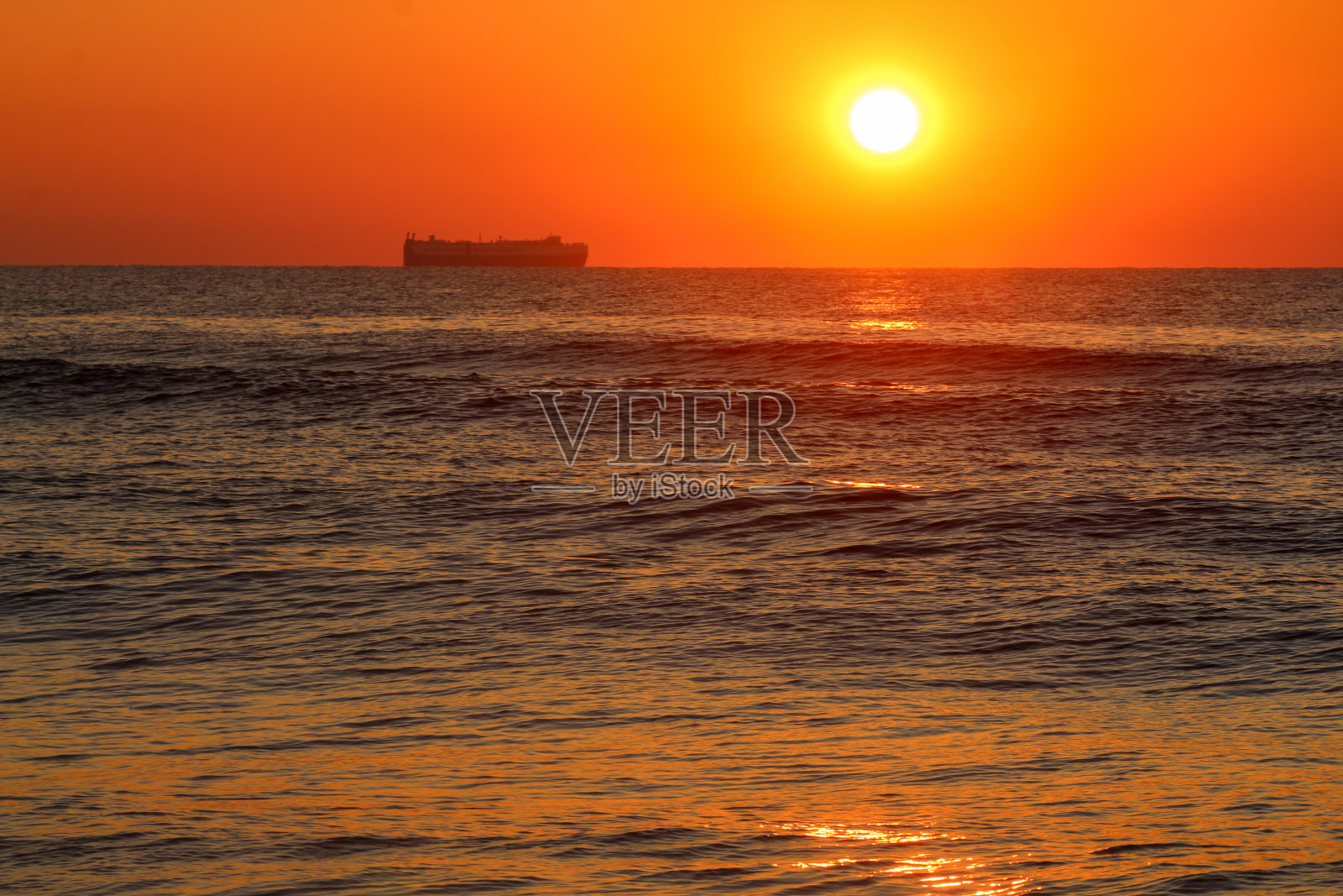 货船日出启航照片摄影图片