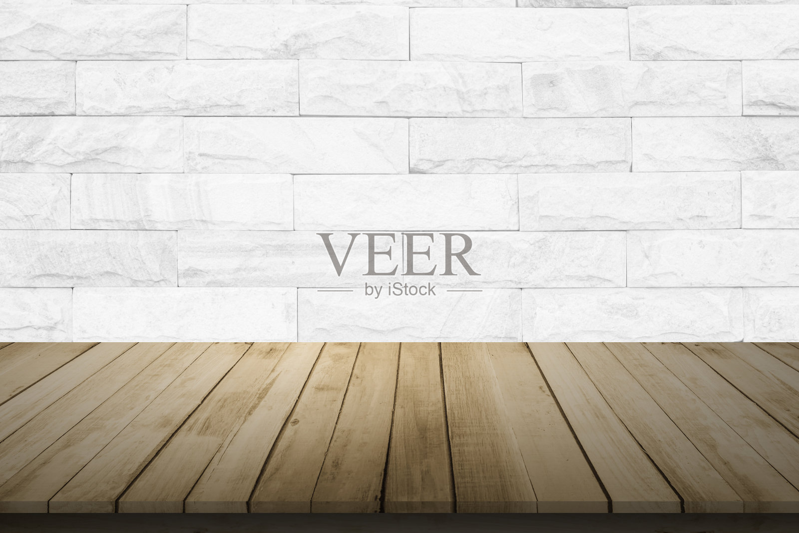 白色砖墙背景上的木制桌面,白色的木质露台。透视显示空间为您的拷贝和品牌。可作为产品显示蒙太奇。复古风格的概念。照片摄影图片