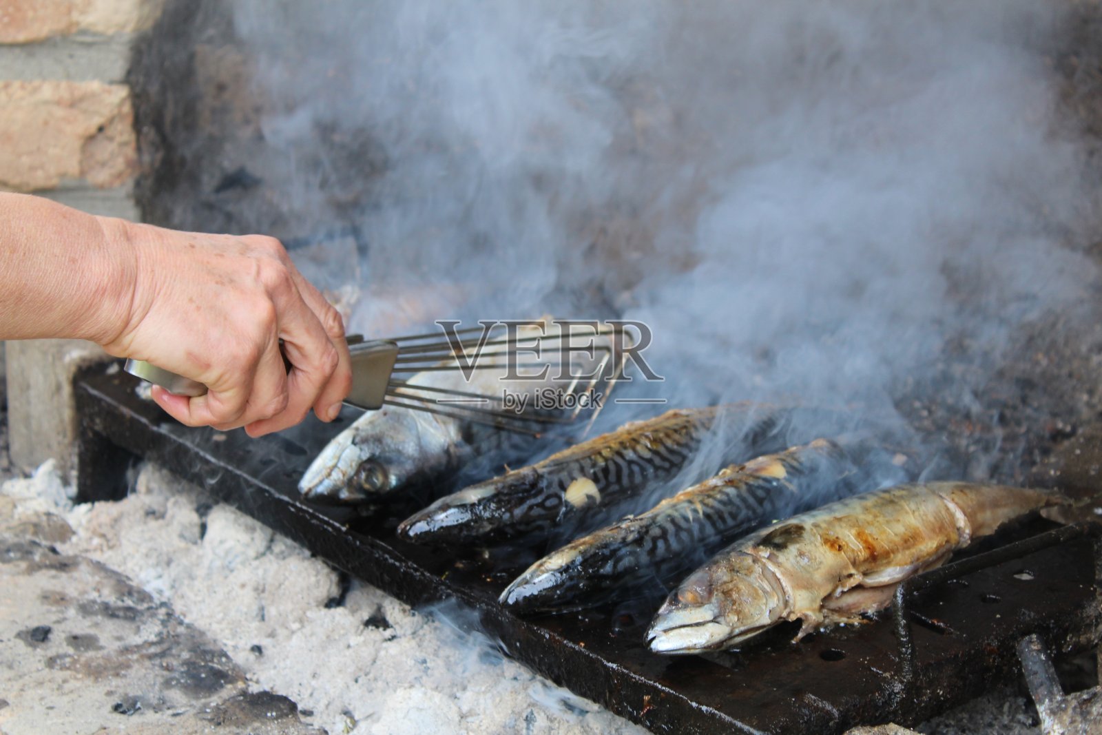 使鱼烧烤。照片摄影图片