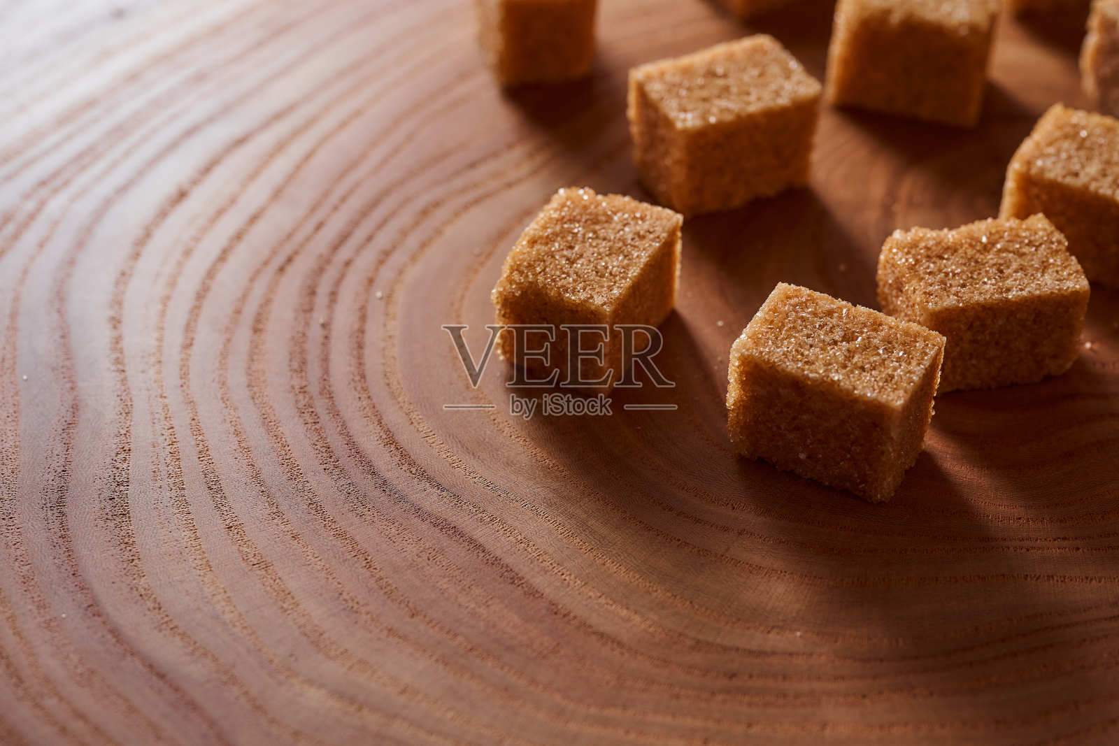 棕甘蔗糖片放在一片木板上。与复制空间照片摄影图片
