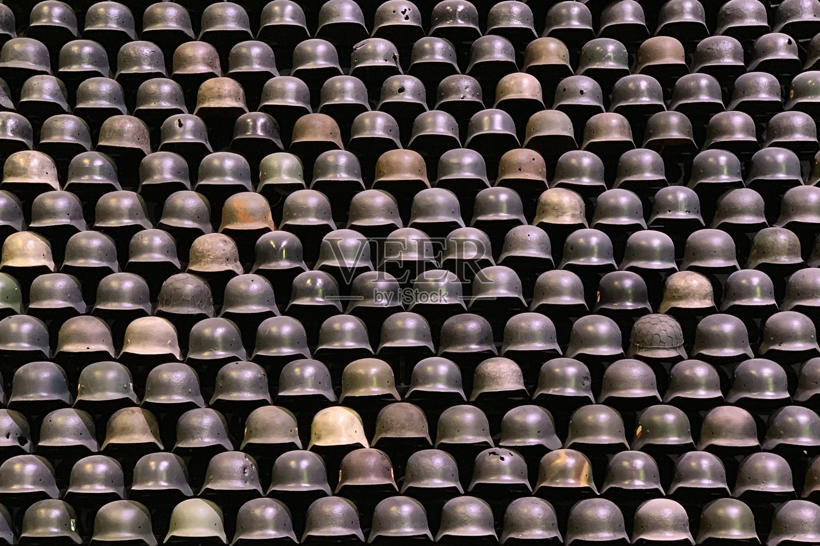 金字塔由大量的军用头盔组成照片摄影图片