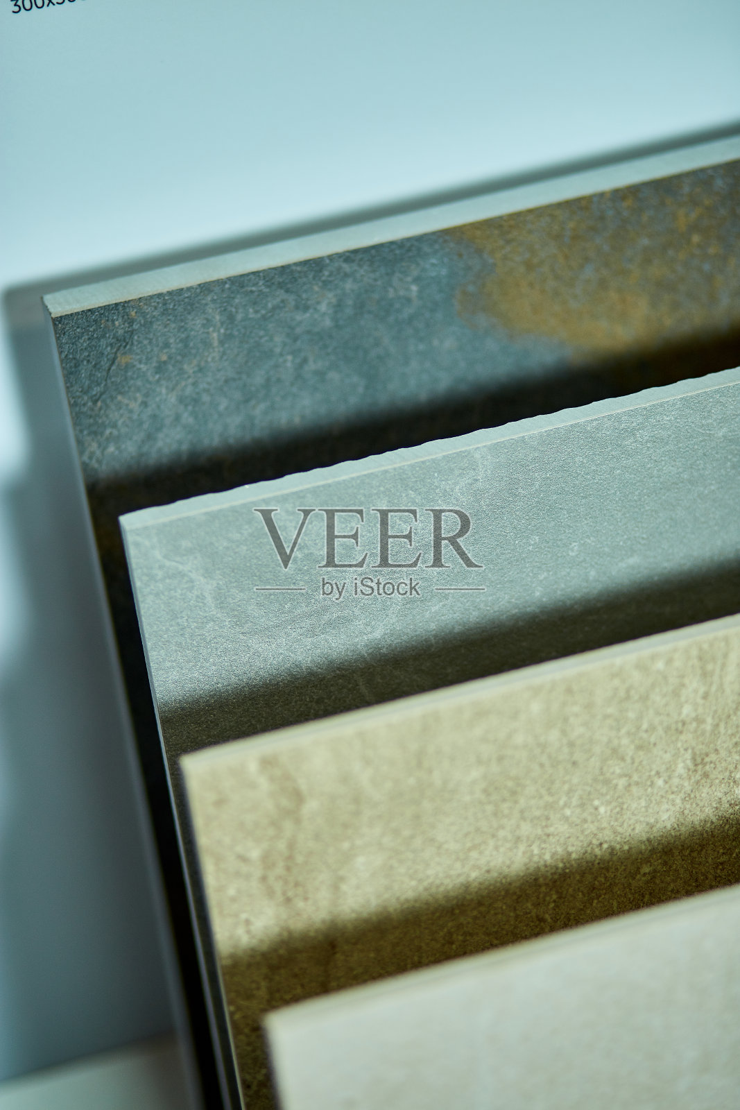 各种装饰瓷砖样品。商店里五颜六色的石头瓷砖样品照片摄影图片