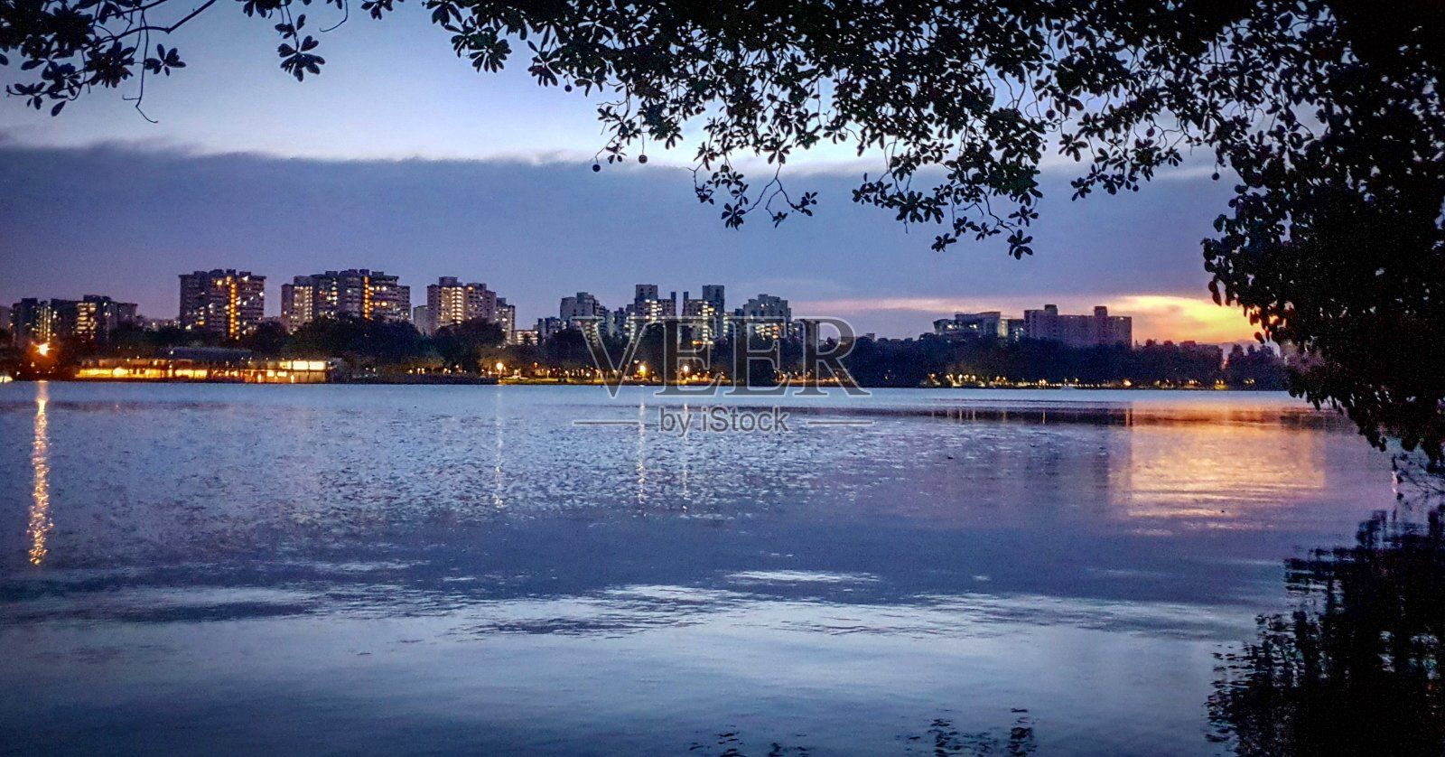 湖边的日落照片摄影图片