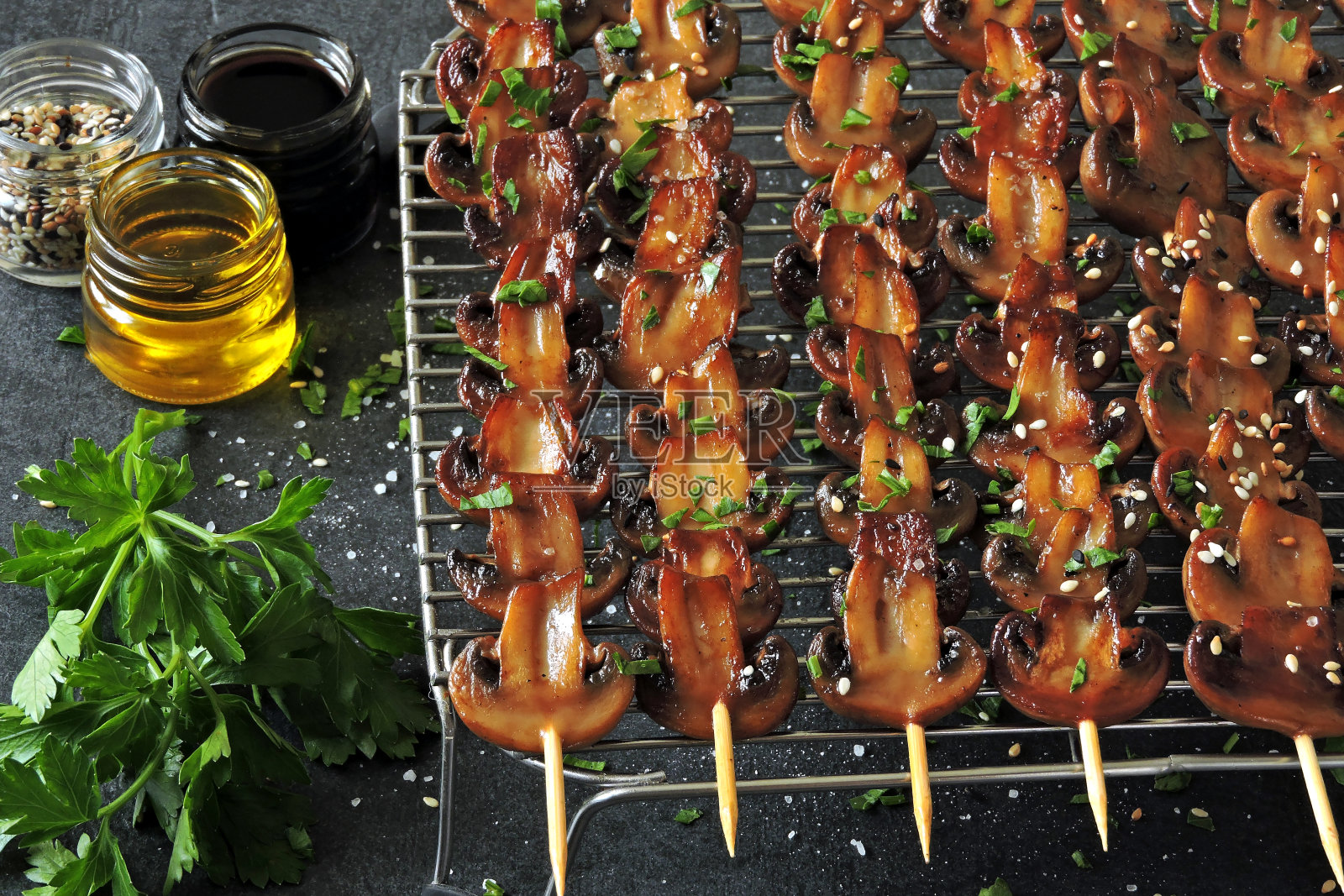 美味的蘑菇串。照片摄影图片