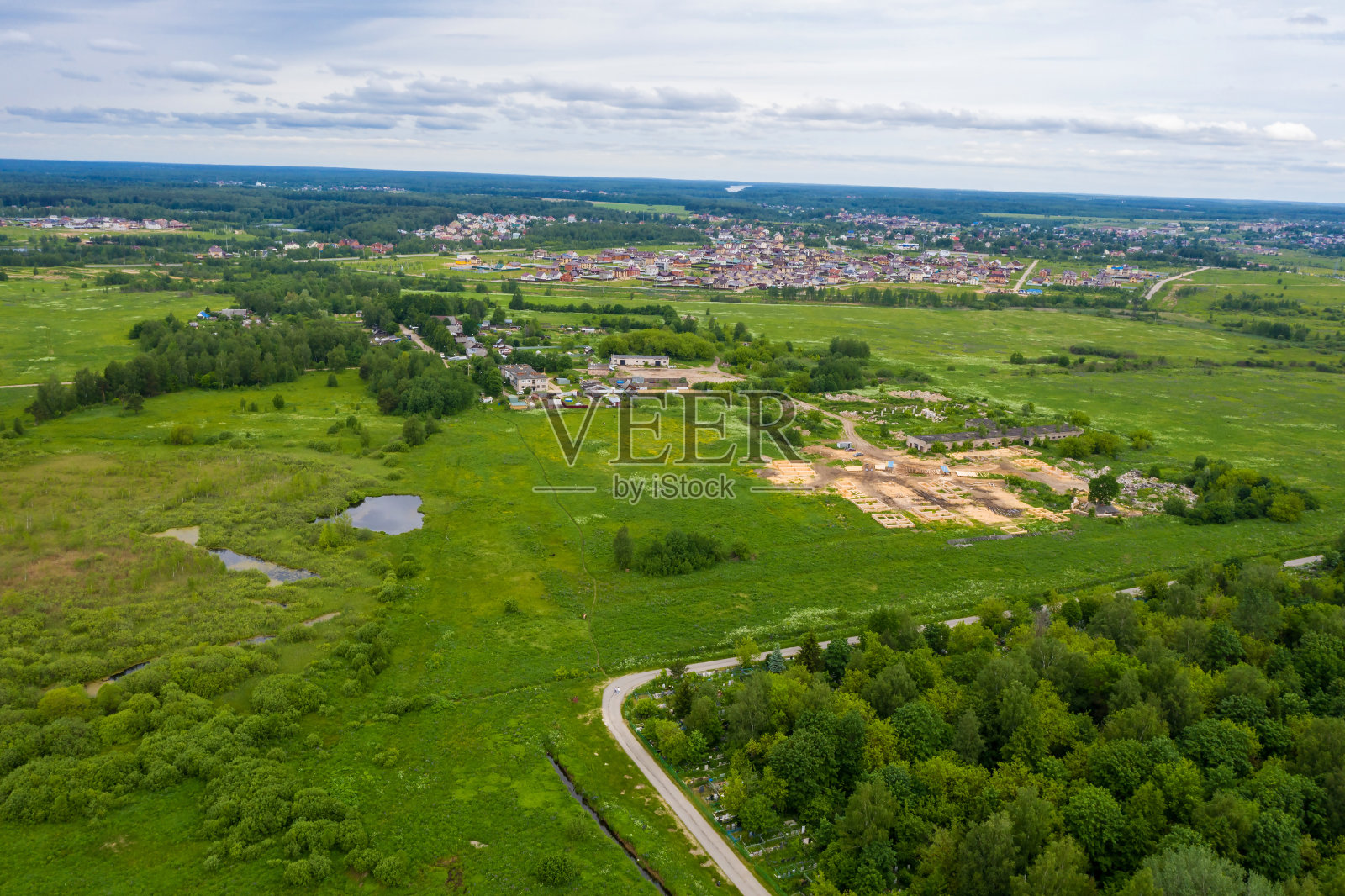 夏日的伊万诺沃市郊,贝利诺公墓附近。照片摄影图片