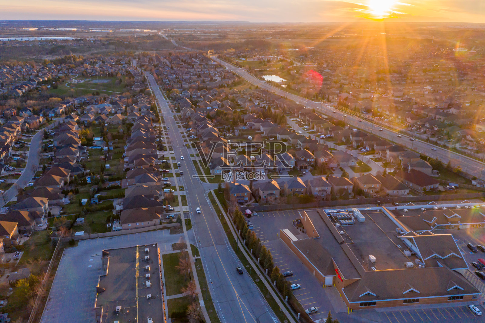 卢瑟福路和伊斯灵顿大街的鸟瞰图,位于Woodbridge的独立复式住宅在沃恩,安大略省,加拿大照片摄影图片